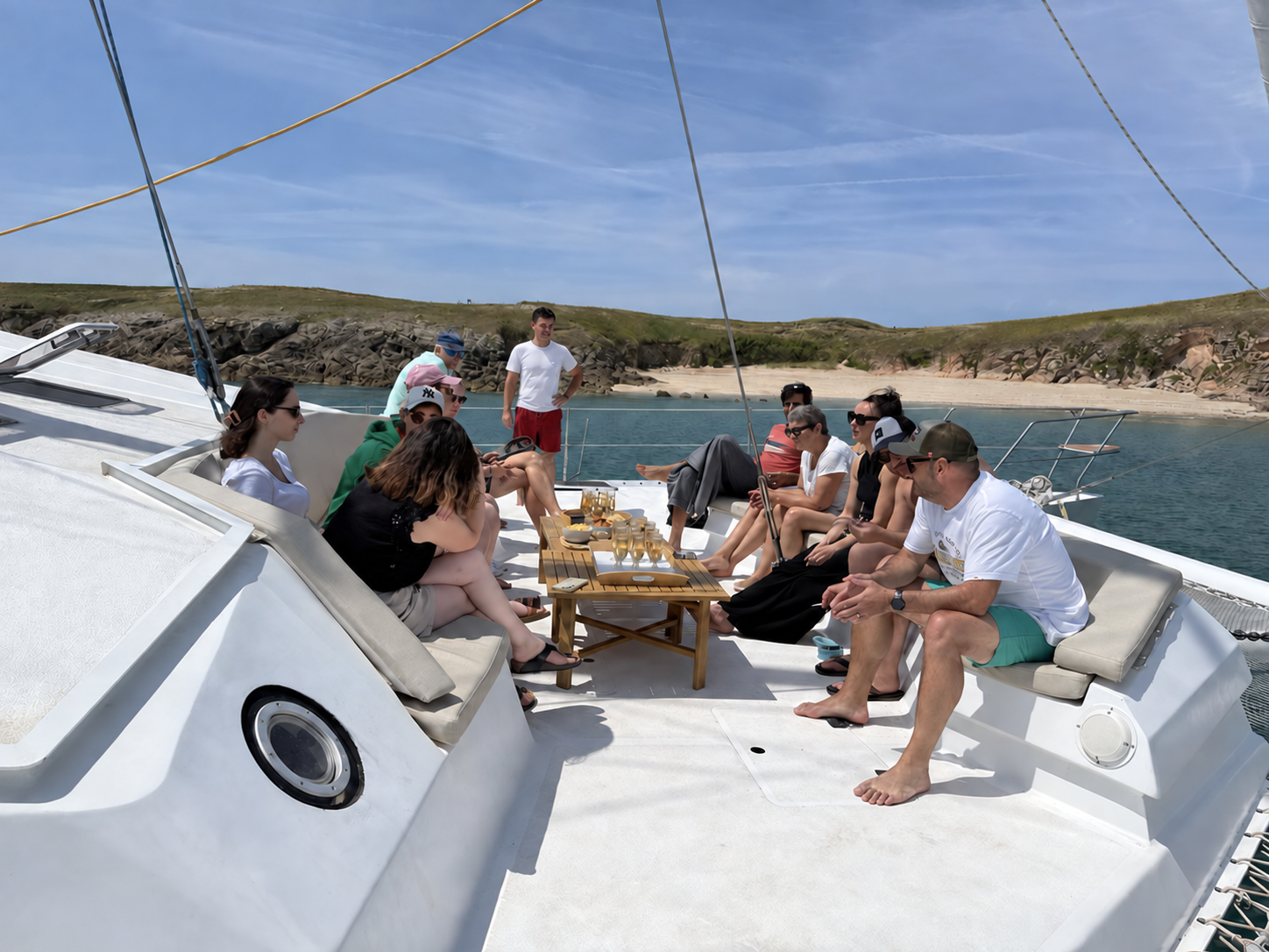 Les équipes d’IRIS Expertise réunies à bord d’un catamaran lors de la Journée IRIS à Houat
